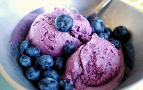 Ice cream with blueberries