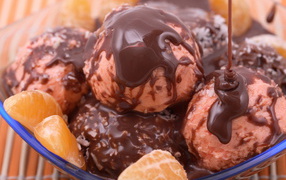 Ice cream with mandarin and chocolate