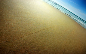 Гладкий песок у моря