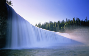 Красивый водопад в Канаде