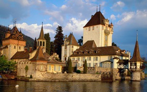 Замок Oberhofen, Озеро Thun, Швейцария