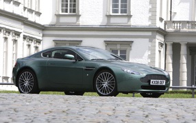 Автомобиль Aston Martin во дворе