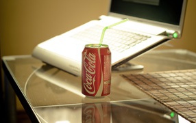 Coca Cola на столе