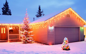 Украшенный дом с гаражом на рождество
