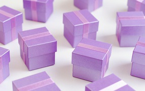 Фиолетовые подарочные коробочки на рождество
