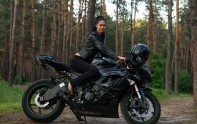 Женщина на мотоцикле Кавасаки ниндзя