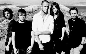 Imagine Dragons: the whole band in the desert