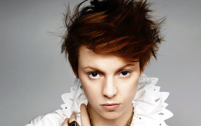 La Roux the angry look