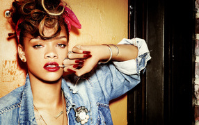 Rihanna с разноцветными волосами