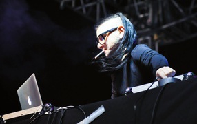 Skrillex smoking a cigarette while performing