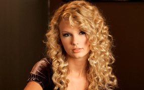 Taylor Swift curly hair