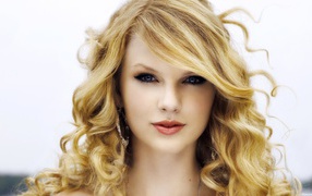 Taylor Swift милой улыбкой