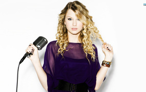 Taylor Swift in purple dress