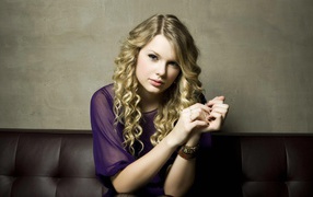 Taylor Swift в фиолетовой рубашке