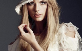 Taylor Swift в белой шляпе