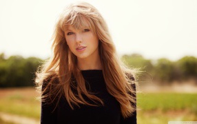 Taylor Swift на открытом воздухе