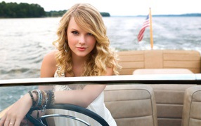 Taylor Swift swims on the motorboat