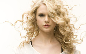 Taylor Swift under wind
