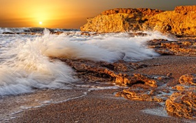Волны накатывают на пляж