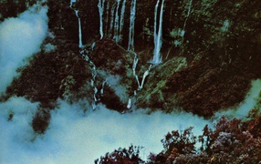 Горный пейзаж с водопадом