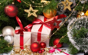 Подарки и украшения на Новый год