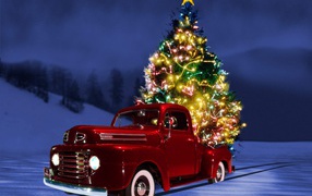 Новогодняя елка на кузове грузовика
