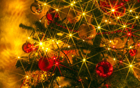 Новогодняя елка удивительные украшения 2014