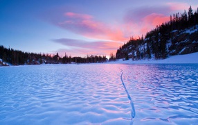 Озеро покрытое волнистым льдом