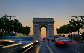 Триумфальная арка вид с дороги