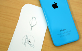 Голубой Iphone 5C и скрепка