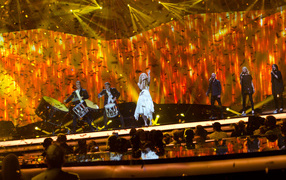 Падающие конфетти на сцене Евровидения