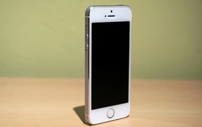 Новый Iphone 5S на столе