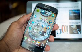 Новый Samsung Galaxy S4 на фоне планшета