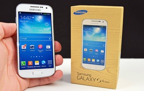 Samsung Galaxy S4 Mini in hand