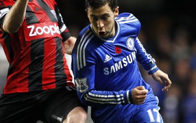 The best halfback of Chelsea Eden Hazard is fighting for the ball