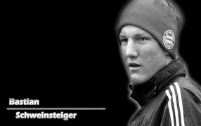 Лучшим игроком Баварии Бастиана Швайнштайгера на черном фоне