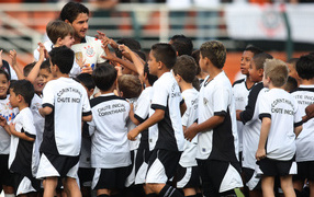 The best player of Corinthians Alexandre Pato and children
