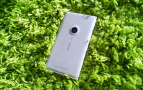Новая Nokia Lumia 925 на зелёном ковре