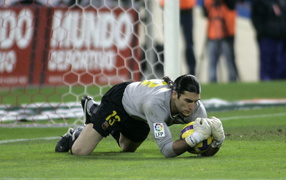 The player of Barcelona José Pinto is catches a ball