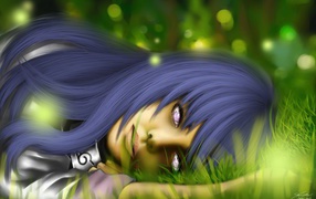 Хината лежит на траве