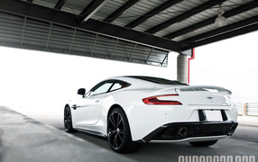 Красивый автомобиль Aston Martin 2014