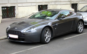 Автомобиль Aston Martin aspire на дороге