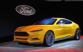 Желтый Ford Mustang 2014