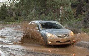 Красивый автомобиль Subaru Outback