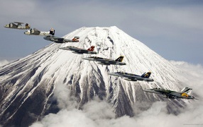 Самолеты на фоне вулкана