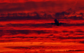 Самолет взлетает на закате