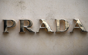 Золотые буквы Prada