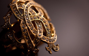Золотое кольцо с символом Roberto Cavalli