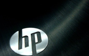 Логотип HP на металле