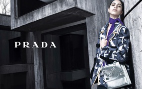 Модель в одежде Prada